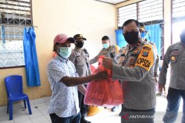 Polda Papua Barat salurkan bantuan pangan kepada warga