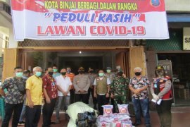 Masyarakat Tionghoa bersama TNI-Polri Binjai bagikan 64 ton beras