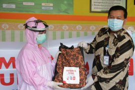 Pertamina menyalurkan sembako bagi paramedis wanita di puskesmas Sulawesi