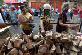Berbagi makanan pada Hari Kartini