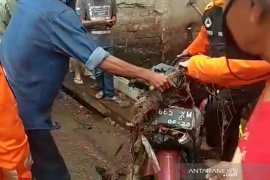 Seorang pengendara motor tewas terseret ke dalam selokan saat melintasi banjir