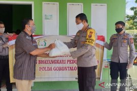 Wakapolda Gorontalo bagikan paket bahan kebutuhan pokok ke LKSA