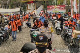 Polda Riau gandeng Ojol Rijek salurkan 10.000 sembako saat wabah COVID-19