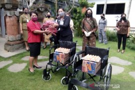 Ketua K3S Gianyar bantu kursi roda bagi disabilitas