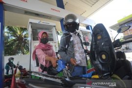 PETUGAS SPBU SAMBUT HARI KARTINI