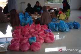 Majelis Taklim Al-Insani Kota Kendari berbagi sembako kepada warga kurang mampu