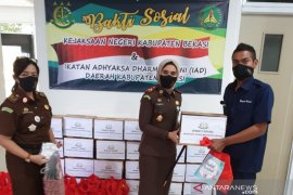 Kejari Bekasi salurkan bantuan umtuk warga terdampak COVID-19