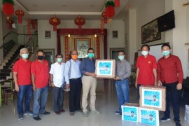 Yayasan Makmur dan PSMTI berikan bantuan APD pada RSU YARSI Pontianak