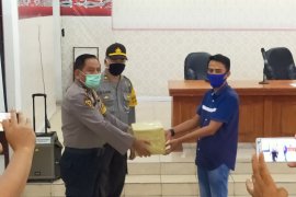 Wartawan Asahan terdampak COVID-19 terima bingkisan dari Kapolres