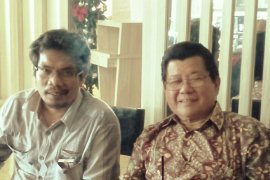 Mantan Gubernur Sulbar berikan bantuan APD bagi tenaga medis