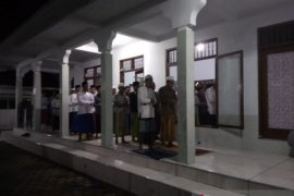 Jamaah Pesantren Mahfilud Dluror Jember shalat tarawih