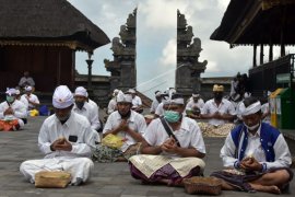 Umat Hindu gelar upacara Peneduh Gumi di Besakih