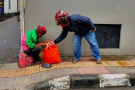 Perhumas Bandung bagikan paket sembako untuk tukang becak dan sopir angkot