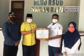 Partai Golkar Aceh serahkan APD untuk paramedis di RSUD Nagan Raya
