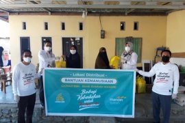 Mandiri Syariah Region VIII serahkan 1.250 paket Sembako kepada warga terdampak COVID-19