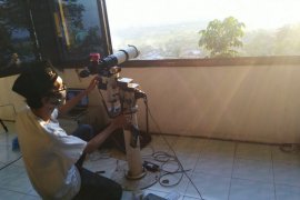 Hilal terlihat di Balai Rukyat Condrodipo Gresik