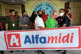 Alfamidi beri bantuan paket sembako kepada warga terdampak COVID-19 di Ambon