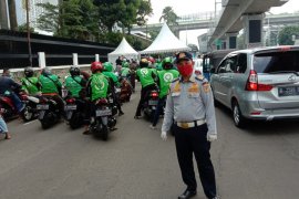 Tes cepat COVID-19 secara "drive thru" diikuti pengemudi ojek daring