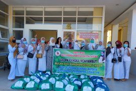 IBI Kolaka bhakti sosial salurkan paket sembako