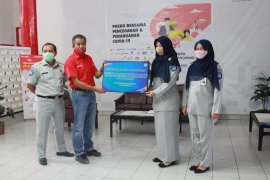 Jasa Raharja Jambi salurkan bantuan bina lingkungan penanggulangan COVID-19