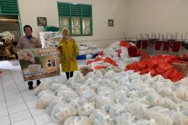 IKA Smansa bagikan paket sembako jelang PSBB Makassar