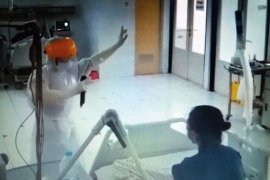 Tim kesehatan COVID-19 Banyuwangi hibur PDP karaoke bersama