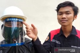 Mahasiswa ULM bagikan pelindung wajah kepada petugas kesehatan