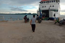 Tak masuk PSBB, Otoritas pelabuhan sebut layanan feri Kolaka-Bajoe tetap beroperasi