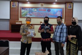 Karang Taruna Kabupaten Gowa serahkan bantuan penanganan COVID-19