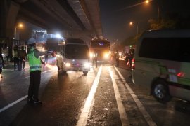 Dua lintasan Tol Jakarta-Cikampek disekat halau pemudik