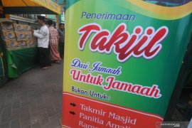 Pembagian nasi bungkus dan takjil gratis