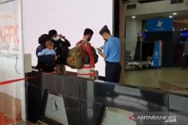 Calon penumpang masih berdatangan ke Bandara Halim