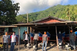 Warga Kampung Bumbiha Terima Bantuan Perahu Nelayan