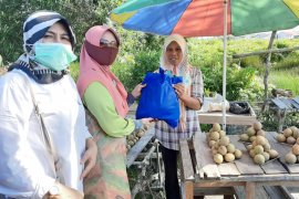 Alumni Fakultas Hukum ULM Banjarmasin bagikan ratusan paket sembako