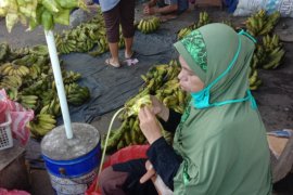 Pedagang anyaman ketupat di Kota Ambon panen rejeki