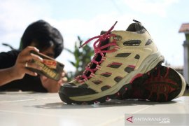Lelang sepatu bekas bantu warga terdampak COVID-19