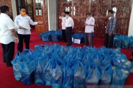 Bupati Mukomuko sumbangkan gaji untuk masyarakat terdampak COVID-19