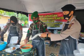 Korem 133 dan Polda Gorontalo bagikan makanan buka puasa