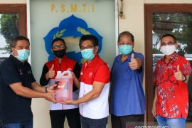 Puskesmas Tanjung Karang menerima bantuan APD dari warga Tionghoa