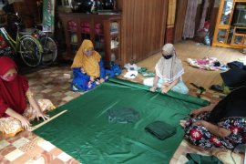 Perempuan Desa Gambut siaga COVID-19 dengan memproduksi 12.500 masker