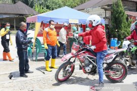 Cegah sebaran COVID-19, Bupati Nikson wajibkan warga pakai masker hingga cek suhu tubuh