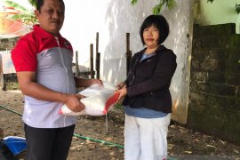 JNE Dharmasraya bagikan sembako ringankan beban warga saat pandemi COVID-19