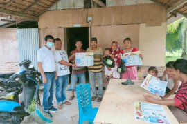 Ketua DPW PPP Sumbar bagikan sembako ke warga Agam