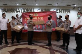 Alumni Akpol 1990 serahkan bantuan 200 set APD RS Setukpa