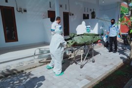 Petugas medis Klungkung gunakan APD evakuasi korban gantung diri