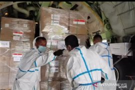 Pesawat Hercules TNI-AU angkut APD dari Singapura dan Kamboja