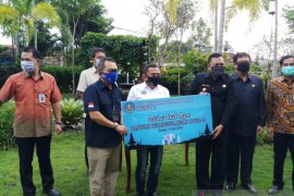 BMPD Bali beri bantuan APD dan bahan pokok untuk Pemkab Gianyar
