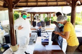Bupati Buleleng pantau langsung "rapid test" pekerja migran di hotel