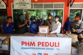PHM bagikan paket sembako dan bahan untuk buat masker