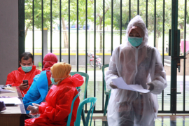 Petugas ruang observasi di Kediri gunakan APD lengkap